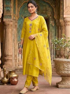 Embroidered v-neck kurta & trousers with dupatta kurta set 1