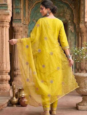 Embroidered v-neck kurta & trousers with dupatta kurta set 2