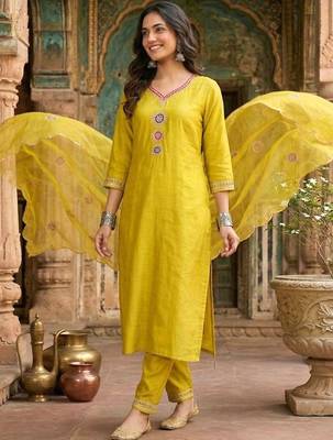 Embroidered v-neck kurta & trousers with dupatta kurta set 3