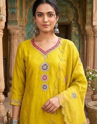 Embroidered v-neck kurta & trousers with dupatta kurta set 4