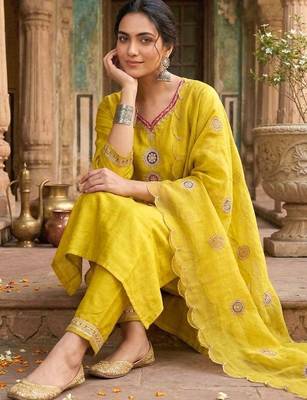Embroidered v-neck kurta & trousers with dupatta kurta set 5