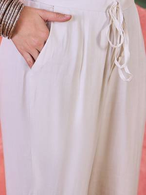 Women floral printed kurta with trousers & dupatta 3