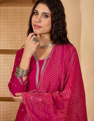 Women pink kurta sets 3