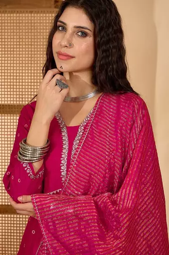 Women pink kurta sets