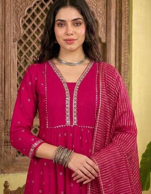 Embroidered v- neck kurta & trousers with dupatta 2