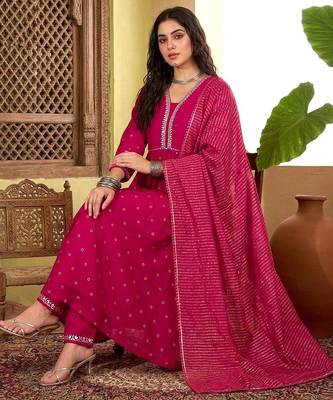Embroidered v- neck kurta & trousers with dupatta 5