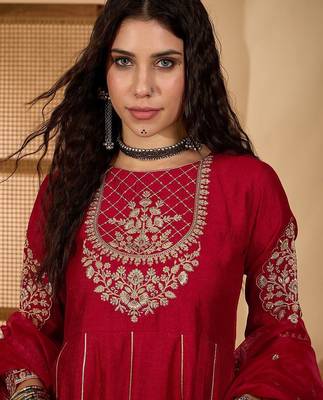 Zari sequence embroidered kurta with trousers & dupatta 2