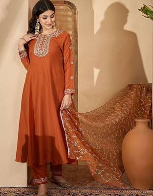 Floral embroidered kurta with trousers & dupatta 1