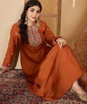 Floral embroidered kurta with trousers & dupatta 2
