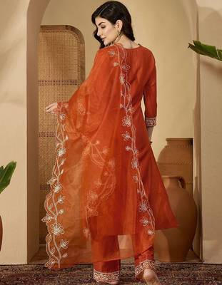 Women floral embroidered regular thread work kurta with trousers & with dupatta 4