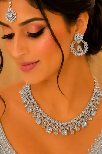 White rhodium-plated agate stone necklace set with earrings & maang tikka