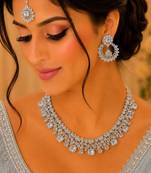 White rhodium-plated agate stone necklace set with earrings & maang tikka