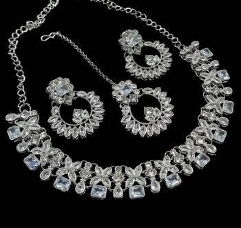 White rhodium-plated agate stone necklace set with earrings & maang tikka 2