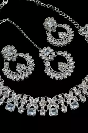 White rhodium-plated agate stone necklace set with earrings & maang tikka