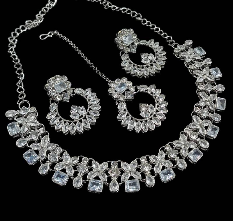 White rhodium-plated agate stone necklace set with earrings & maang tikka