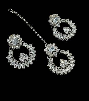 White rhodium-plated agate stone necklace set with earrings & maang tikka 3