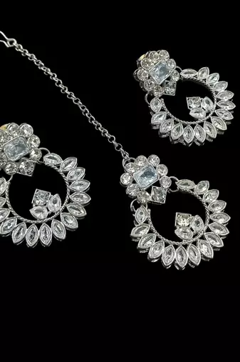 White rhodium-plated agate stone necklace set with earrings & maang tikka