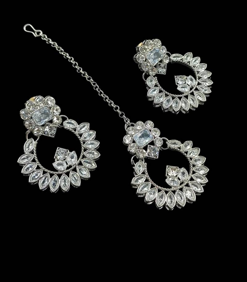 White rhodium-plated agate stone necklace set with earrings & maang tikka