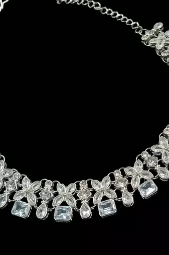 White rhodium-plated agate stone necklace set with earrings & maang tikka