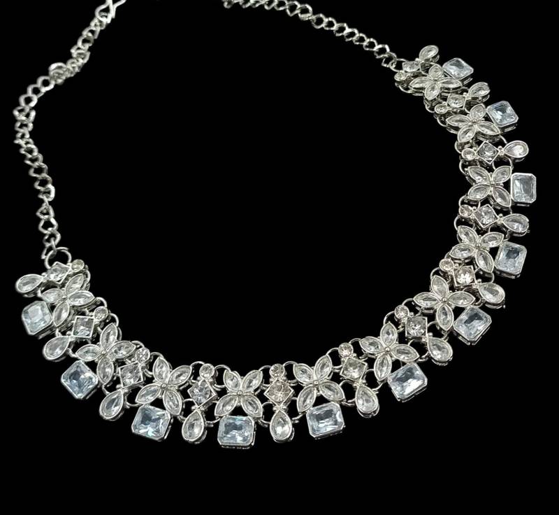 White rhodium-plated agate stone necklace set with earrings & maang tikka