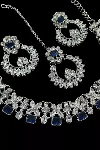Blue rhodium-plated agate stone necklace set with earrings & maang tikka