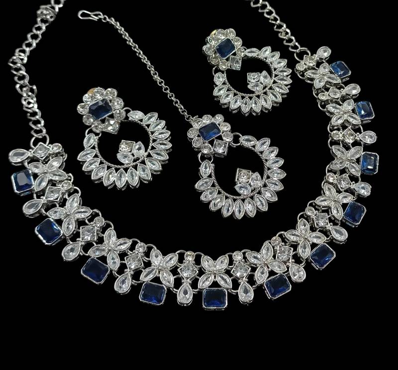 Blue rhodium-plated agate stone necklace set with earrings & maang tikka