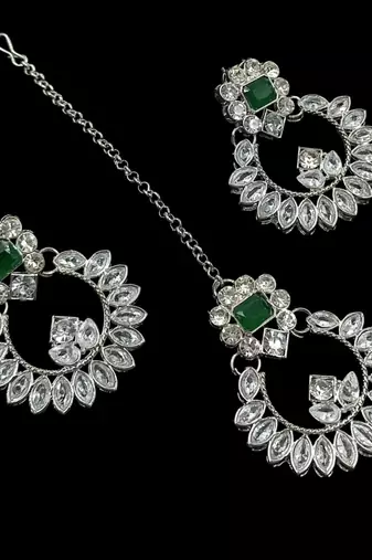 Green rhodium-plated agate stone necklace set with earrings & maang tikka