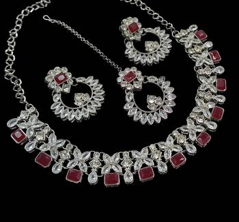 Maroon rhodium-plated agate stone necklace set with earrings & maang tikka 2