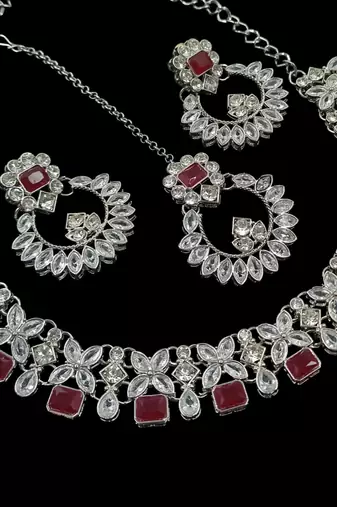 Maroon rhodium-plated agate stone necklace set with earrings & maang tikka