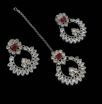 Maroon rhodium-plated agate stone necklace set with earrings & maang tikka 4