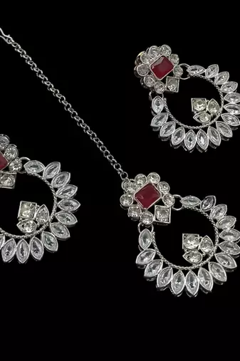Maroon rhodium-plated agate stone necklace set with earrings & maang tikka