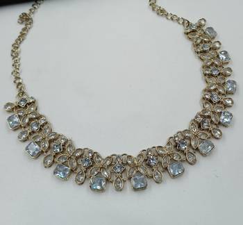 White color necklace set with earrings and maang tikka     agate stone, antique gold plating 3