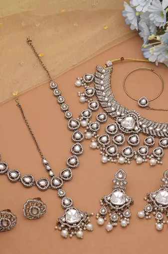 White color kundan necklace set