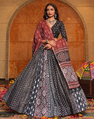 Women's Black Crepe Printed Work Semi Stiched Lehenga Choli With Dupatta 2