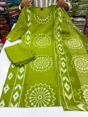 Women Cotton  Printed Kurta Pant Dupatta Set 2