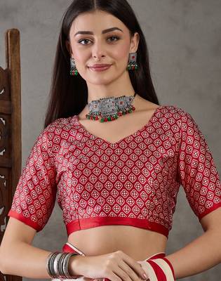 Red elegant ready made saree with matching blouse piece 4