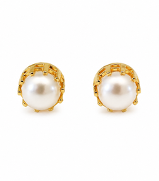 Pearl stud earrings, white freshwater pearl, gold-tone crown setting, classic elegant style.