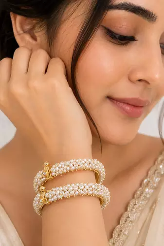 Pearl bangle set, gold-toned, openable, white freshwater pearls,