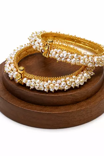 Pearl bangle set, gold-toned, openable, white freshwater pearls,