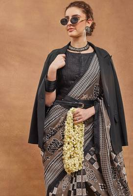 Black  floral silk blend regular saree with blouse 4