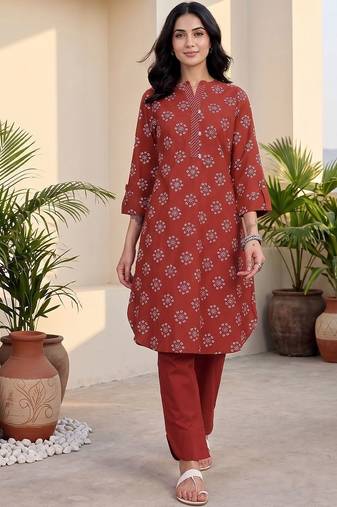 Women ethnic motifs printed kurta with trousers