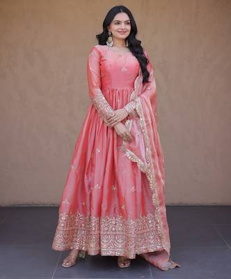 Pink silk blend embroidered flared gown set 2