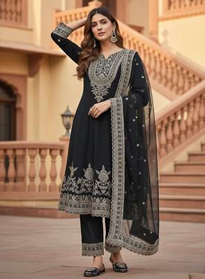 Black crepe embroidered kurta set 1