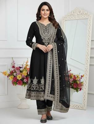 Black crepe embroidered kurta set 2