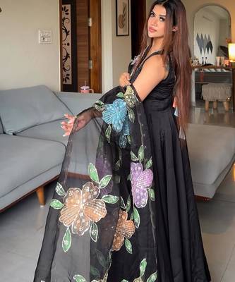 Black crepe printed anarkali set 3