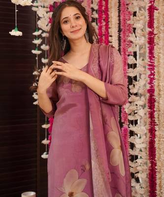 Women's pink straight silk blend floral printed kurta set with pant and dupatta 5