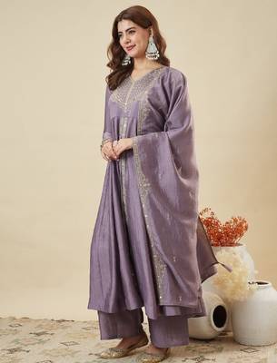 Women's lavender silk blend embroidered kurta set with palazzo and dupatta 3