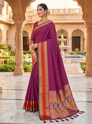 Magenta soft  silk with zari weaving chex &  rich pallu with contrast silk blouse 2