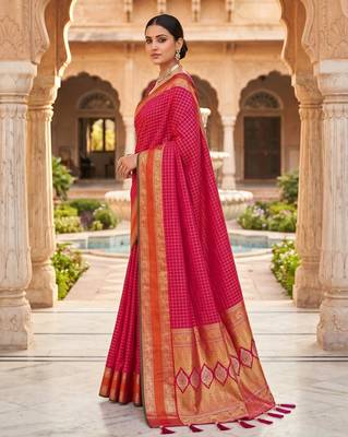 Rani pink soft  silk with zari weaving chex &  rich pallu with contrast silk blouse 2