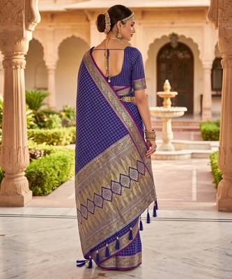 Royal blue soft  silk with zari weaving chex &  rich pallu with contrast silk blouse 4
